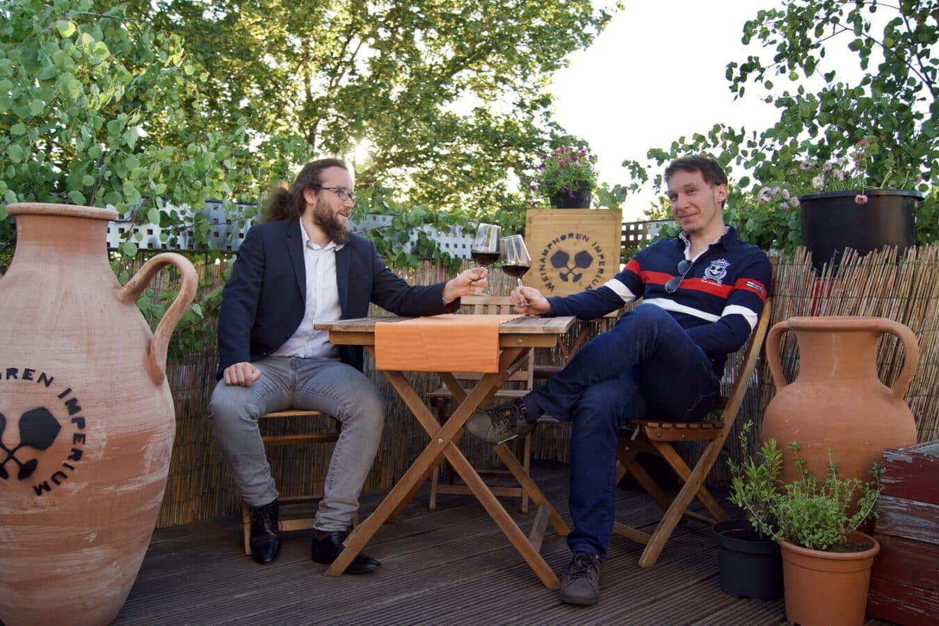 Dirk und Mihael mit Wein und Amphoren auf der Terrasse