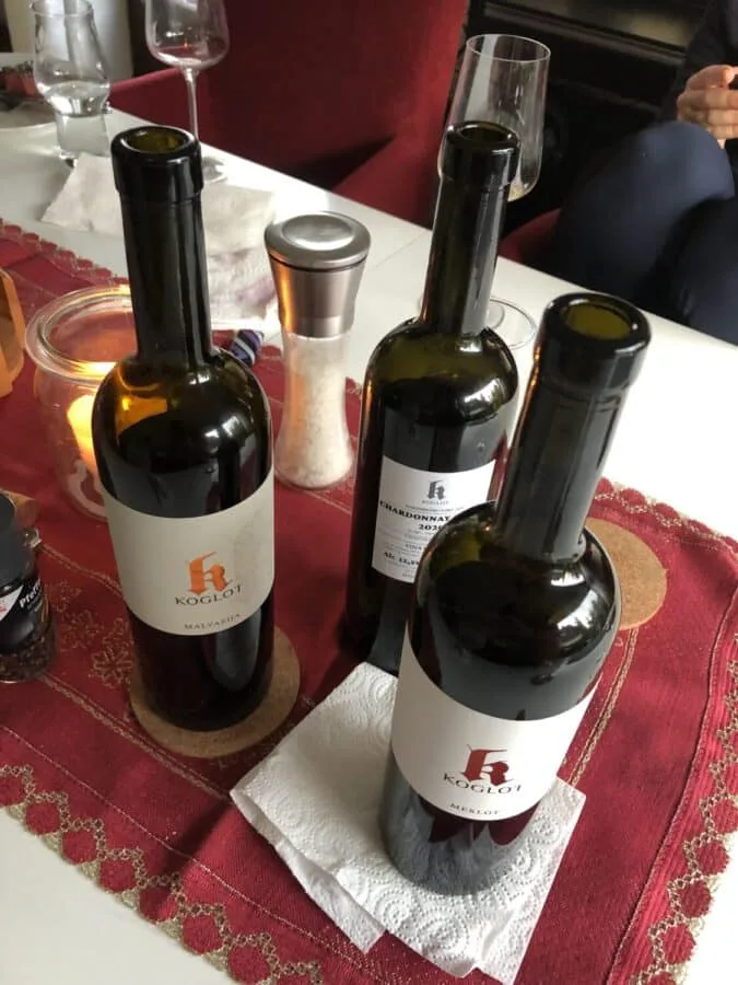 Flasche Koglot Malvazija mit zwei weiteren Koglot-Weinen auf dem Tisch