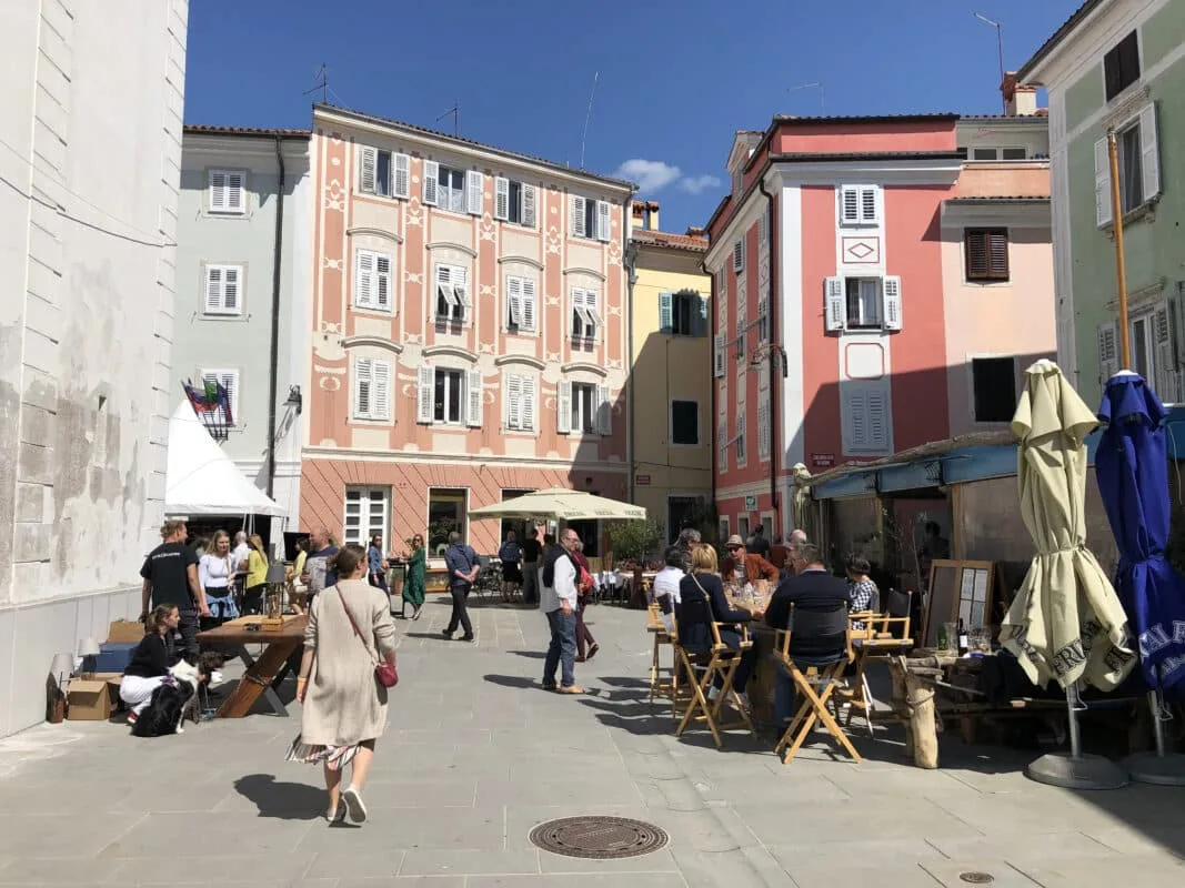 Szene vom Orange Wine Festival in Izola