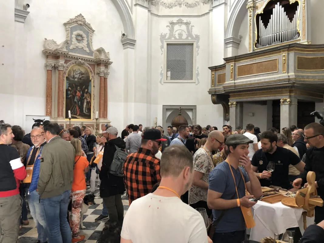 Szene vom Orange Wine Festival in Izola
