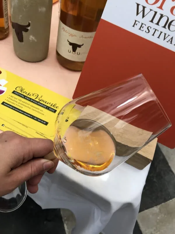 Szene vom Orange Wine Festival in Izola